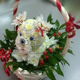 Белый щенок в корзинке